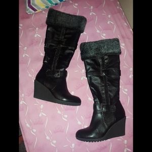 SLEEK BOOTS WITH FUR TRIM